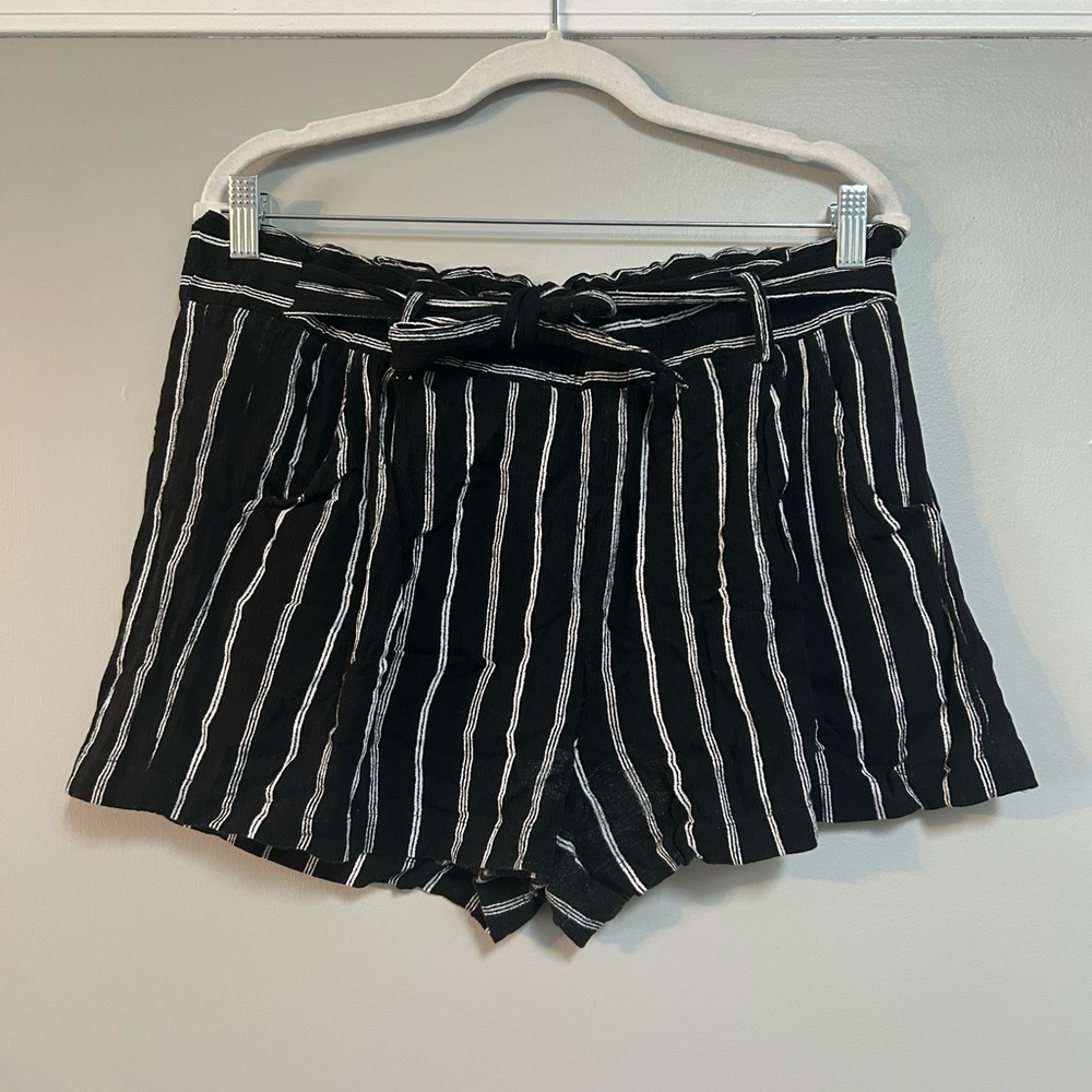 Tied black and white stretch waist cloth shorts